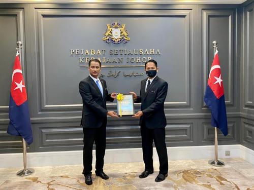 Kunjung Hormat Dan Serah Sijil Anugerah Khas Keselamatan Perlindungan (IAKPP) Tahun 2019 Oleh Pengarah Keselamatan Kerajaan Negeri Johor Kepada Setiausaha Kerajaan Johor