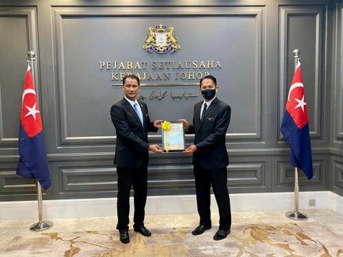 Kunjung Hormat Dan Serah Sijil Anugerah Khas Keselamatan Perlindungan (IAKPP) Tahun 2019 Oleh Pengarah Keselamatan Kerajaan Negeri Johor Kepada Setiausaha Kerajaan Johor