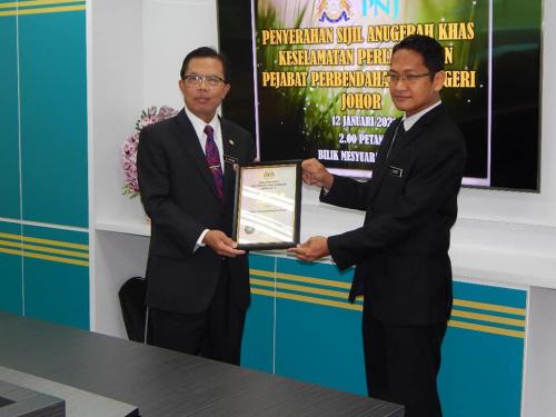 Majlis Penyampaian Sijil Anugerah Khas Keselamatan Perlindungan Tahun 2019. Sijil disampaikan oleh YBrs. Tuan Zainor bin Zailan, Pengarah CGSO Johor kepada YB Dato' Haji A. Rahim bin Haji Nin, Pegawai Kewangan Negeri di Pejabat Perbendaharaan Negeri Johor