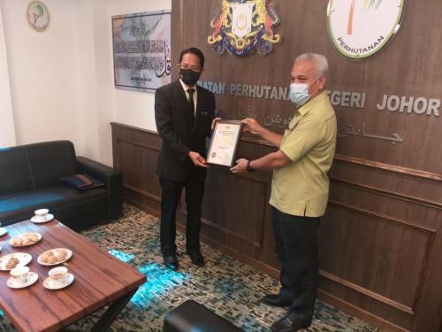 Majils Penyampaian Sijil Anugerah Khas Keselamatan Perlindungan (IAKKP) Oleh, Pengarah Keselamatan Kerajaan Negeri Johor Kepada Pengarah Pejabat Perhutanan Negeri Johor