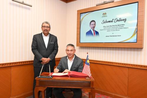 Kunjungan Hormat YBhg. Datuk Ketua Pengarah Keselamatan Kerajaan Malaysia ke Atas YBhg. Tan Sri Wan Ahmad Dahlan bin Haji Abdul Aziz, Ketua Pengarah Perkhidmatan Awam