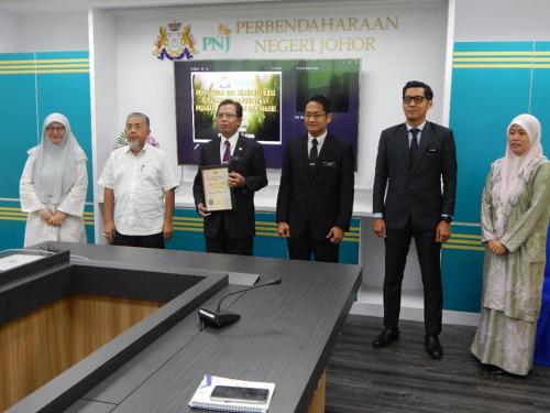 Majlis Penyampaian Sijil Anugerah Khas Keselamatan Perlindungan Tahun 2019. Sijil disampaikan oleh YBrs. Tuan Zainor bin Zailan, Pengarah CGSO Johor kepada YB Dato' Haji A. Rahim bin Haji Nin, Pegawai Kewangan Negeri di Pejabat Perbendaharaan Negeri Johor