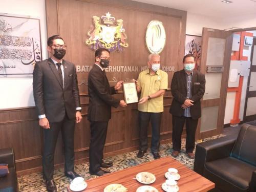 Majils Penyampaian Sijil Anugerah Khas Keselamatan Perlindungan (IAKKP) Oleh, Pengarah Keselamatan Kerajaan Negeri Johor Kepada Pengarah Pejabat Perhutanan Negeri Johor