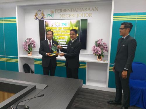 Majlis Penyampaian Sijil Anugerah Khas Keselamatan Perlindungan Tahun 2019. Sijil disampaikan oleh YBrs. Tuan Zainor bin Zailan, Pengarah CGSO Johor kepada YB Dato' Haji A. Rahim bin Haji Nin, Pegawai Kewangan Negeri di Pejabat Perbendaharaan Negeri Johor