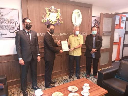 Majils Penyampaian Sijil Anugerah Khas Keselamatan Perlindungan (IAKKP) Oleh, Pengarah Keselamatan Kerajaan Negeri Johor Kepada Pengarah Pejabat Perhutanan Negeri Johor