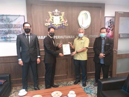 Majils Penyampaian Sijil Anugerah Khas Keselamatan Perlindungan (IAKKP) Oleh, Pengarah Keselamatan Kerajaan Negeri Johor Kepada Pengarah Pejabat Perhutanan Negeri Johor