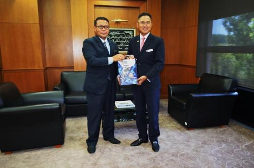 Kunjungan hormat YBhg. Dato' Pauzan bin Ahmar, Pengarah Bahagian Pengurusan Psikologi, JPA kepada YBrs. Tuan Ketua Pengarah Keselamatan Kerajaan