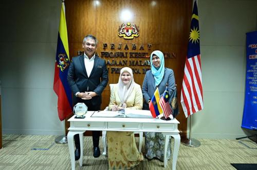 Kunjungan Hormat Setiausaha Politi Kepada Menteri di Jabatan Perdana Menteri (Undang-Undang dan Reformasi Institusi) ke Atas Ketua Pengarah Keselamatan Kerajaan Malaysia