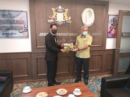 Majils Penyampaian Sijil Anugerah Khas Keselamatan Perlindungan (IAKKP) Oleh, Pengarah Keselamatan Kerajaan Negeri Johor Kepada Pengarah Pejabat Perhutanan Negeri Johor