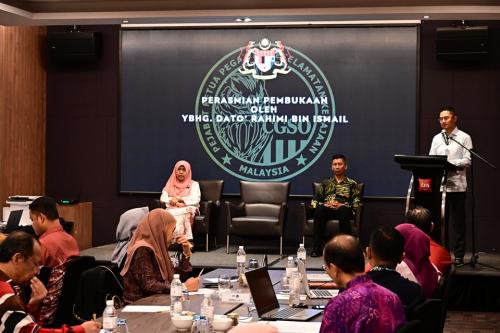 Pembentangan Rumusan Mesyuarat Perincian dan Penetapan Isi Kandungan Bab 3 hingga Bab 7 bagi Kajian Semula Arahan Keselamatan (Semakan dan Pindaan 2017)