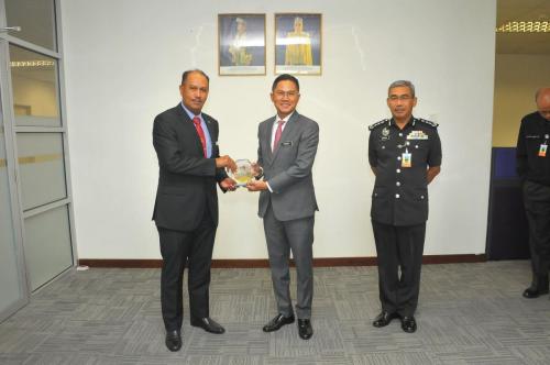 kunjungan hormat Ketua Pengarah Keselamatan Kerajaan keatas Ketua Pengarah Penjara Malaysia.