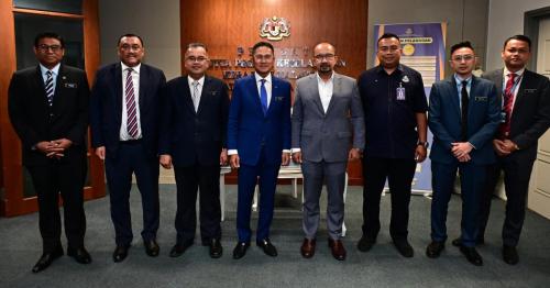 Kunjungan Hormat Perunding Keselamatan Prasarana Malaysia Berhad ke Atas YBhg. Dato' Ketua Pengarah Keselamatan Kerajaan