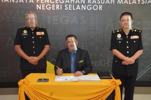 Kunjungan Hormat Pengarah CGSO Selangor ke atas Pengarah SPRM Negeri Selangor & Sesi Penyampaian Sijil Anugerah Khas Keselamatan Perlindungan