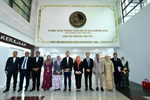 Kunjungan Hormat Daripada YBrs. Puan Shobah Binti Jamil, Timbalan Ketua Pengarah (Pengurusan), Agensi Antidadah Kebangsaan (AADK), Bersama Delegasi AADK Di Bilik Mesyuarat Perdana, Kompleks Setia Perdana 7