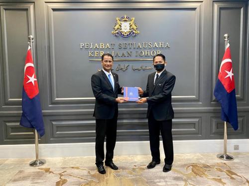 Kunjung Hormat Dan Serah Sijil Anugerah Khas Keselamatan Perlindungan (IAKPP) Tahun 2019 Oleh Pengarah Keselamatan Kerajaan Negeri Johor Kepada Setiausaha Kerajaan Johor