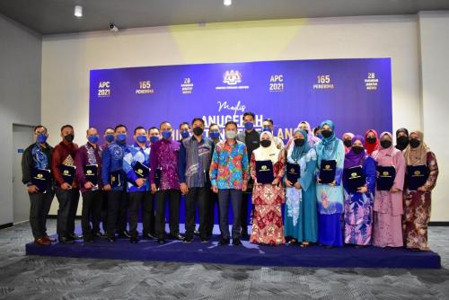 Tahniah kepada 165 penerima Anugerah Perkhidmatan Cemerlang (APC) Tahun 2021 Jabatan Perdana Menteri. Majlis APC kali ini diadakan di Dewan MAKSAK Putra, Putrajaya.