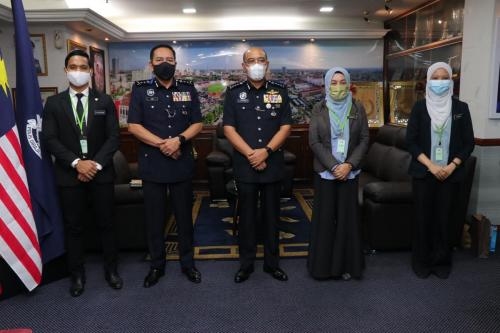 Pengarah Pejabat CGSO Negeri Kelantan diiringi Pegawai Keselamatan Pejabat CGSO Negeri Kelantan ke atas Ketua Polis Kelantan merangkap ahli Jawatankuasa Sasaran Penting Negeri (JSPN) Kelantan