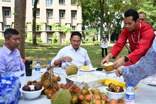 Kelab Sukan dan Kebajikan CGSO telah mengadakan Program Makan Durian dan Buah-Buahan