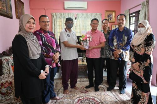 YBrs. Ketua Pengarah Keselamatan Kerajaan ke kediaman Tuan Ruszani bin Abd Karim, Pengarah Bahagian Keselamatan Personel.