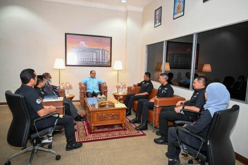 YBrs. Tuan Rahimi bin Ismail, Ketua Pengarah CGSO telah mengadakan Kunjungan Hormat ke atas YB Datuk Seri Hj Hasnol Zam Zam bin Hj Ahmad, Setiausaha Kerajaan (SUK) Negeri Perlis Indera Kayangan
