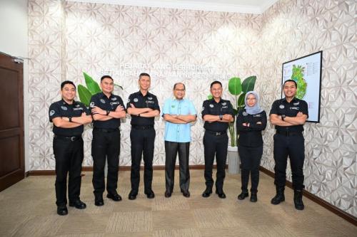 YBrs. Tuan Rahimi bin Ismail, Ketua Pengarah CGSO telah mengadakan Kunjungan Hormat ke atas YB Datuk Seri Hj Hasnol Zam Zam bin Hj Ahmad, Setiausaha Kerajaan (SUK) Negeri Perlis Indera Kayangan