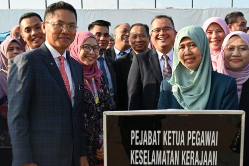 YBrs.Ketua Pengarah Keselamatan Kerajaan bersama Pengurusan Tertinggi dan Pegawa-pegawai serta kakitangan CGSO menghadiri Perhimpunan Bulanan bersama YAB Perdana Menteri