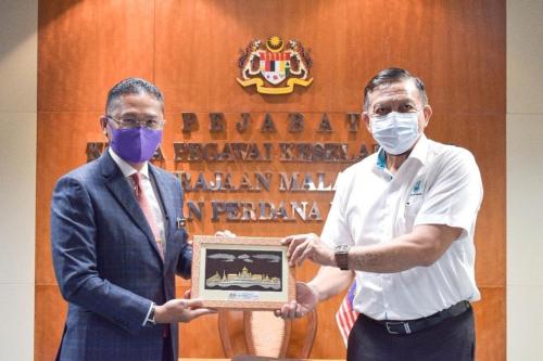 Kunjungan Hormat Oleh YBhg. Dato’ Sri Zulkifli Bin Abdullah, Ketua Keselamatan Petroliam Nasional Berhad (PETRONAS) Ke Atas YBrs. Tuan Rahimi Bin Ismail, Ketua Pengarah Keselamatan Kerajaan Malaysia