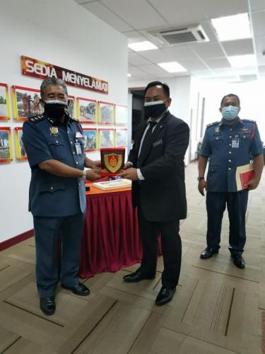 Pengarah CGSO Terengganu diiringi Encik Azri bin Ajid, Penolong Pegawai Keselamatan Kerajaan Kanan ke atas YBhg PPjB Tuan Md. Hilman bin Abd Rashid, Pengarah Jabatan Bomba dan Penyelamat Malaysia (JBPM) Negeri Terengganu