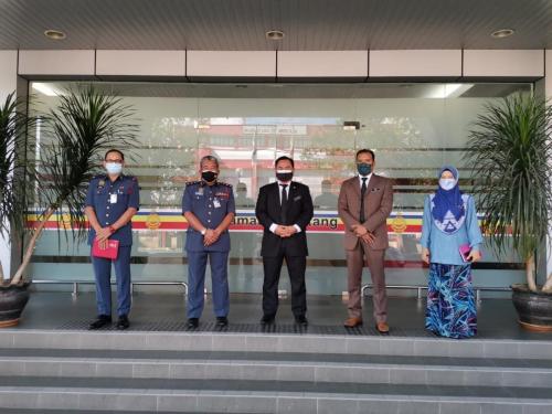 Pengarah CGSO Terengganu diiringi Encik Azri bin Ajid, Penolong Pegawai Keselamatan Kerajaan Kanan ke atas YBhg PPjB Tuan Md. Hilman bin Abd Rashid, Pengarah Jabatan Bomba dan Penyelamat Malaysia (JBPM) Negeri Terengganu