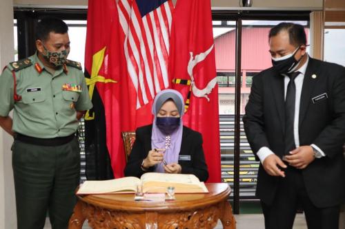 Kunjungan hormat secara bersama di antara Pengarah CGSO Negeri Kelantan dan Pengarah CGSO Negeri Terengganu diiringi oleh pegawai-pegawai mereka ke atas Panglima Briged Ke 8 Infantri Malaysia