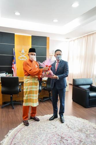 Sesi kunjungan hormat diadakan di Pejabat YB Dato’ Sri Dr. SUK Pahang. Sesi kunjungan hormat ini turut diiringi oleh En. Mohd Tanazi bin Kassim, Pengarah CGSO Pahang