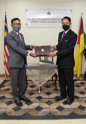 Kunjungan Hormat Dan Perbincangan Ke Atas Y.B. Dato’ Dr. Razali Bin Ab Malik, Setiausaha Kerajaan Negeri Sembilan Oleh YBrs. Encik Zainor Bin Zailan, Pengarah CGSO Negeri Sembilan