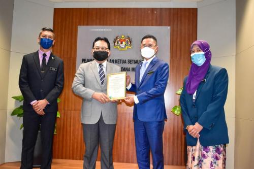 Timbalan Ketua Setiausaha Kanan menyampaikan Sijil Business Continuity Management System ISO 2019 kepada YBrs. Tuan Rahimi bin Ismail, Ketua Pengarah Keselamatan Kerajaan Malaysia