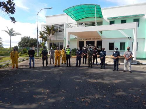 Pengarah CGSO Wilayah Persekutuan Labuan, bersama-sama Tim Pemeriksaan Jawatankuasa Kecil Pemeriksaan Keselamatan (JKPK) Sasaran Penting dan pemilik Labuan Gas Terminal