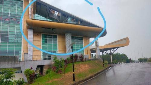 Institut Latihan Keselamatan Perlindungan Malaysia (ILKEM) Bandar Enstek, Nilai telah dilanda ribut petang tadi sekitar jam 4.15 petang