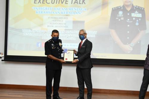 YDH CP Dato’ Ayob Khan menyampaikan ceramah berkaitan "Integriti Dalam Menjaga Kerahsian Kerajaan" di Institut Latihan Keselamatan Perlindungan Malaysia (ILKEM)