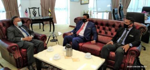 Pengarah CGSO Perak bersama Y.B. Dato' Ahmad Suaidi bin Abdul Rahim, Setiausaha Kerajaan Negeri Perak, selaku Pengerusi, Jawatankuasa Sasaran Penting Negeri (JSPN) Perak