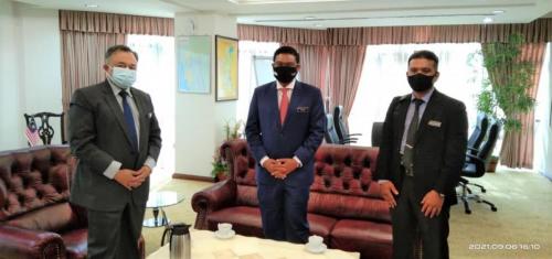 Pengarah CGSO Perak bersama Y.B. Dato' Ahmad Suaidi bin Abdul Rahim, Setiausaha Kerajaan Negeri Perak, selaku Pengerusi, Jawatankuasa Sasaran Penting Negeri (JSPN) Perak