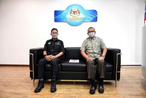 YBrs. Tuan KP CGSO diiringi oleh En. Mohd Khairul Sharizan bin Hamid, Pengarah Bahagian Penyelarasan Korporat CGSO bertempat di Pejabat JTK, Kota Kinabalu, Negeri Sabah.