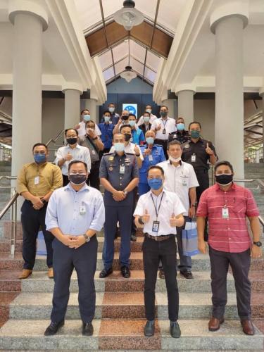 Pengarah CGSO Terengganu bersama-sama Tim Jawatankuasa Kecil Pemeriksaan Keselamatan (JKPK) Sasaran Penting dan pengurusan Pejabat Bank Negara Malaysia Kuala Terengganu