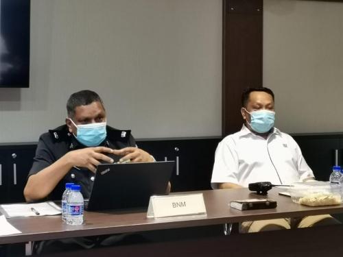 Pengarah CGSO Terengganu bersama-sama Tim Jawatankuasa Kecil Pemeriksaan Keselamatan (JKPK) Sasaran Penting dan pengurusan Pejabat Bank Negara Malaysia Kuala Terengganu